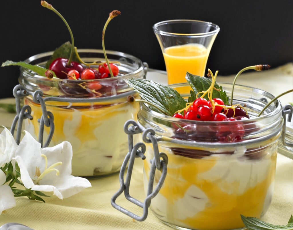 Das Foto zeigt Dessert, in dem Eierlikör verarbeitet ist